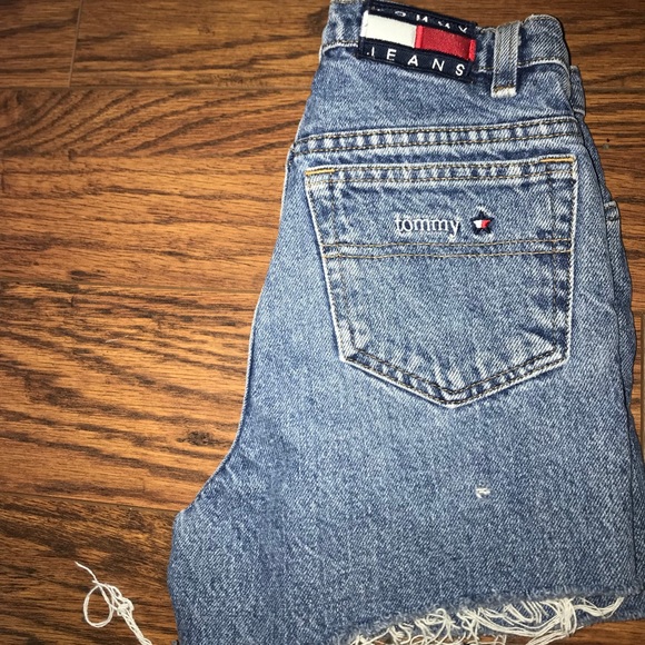 Tommy Hilfiger old fashion destroyed jean shorts - Picture 7 of 7